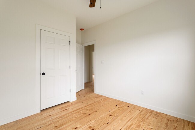 Building Photo - 226 N Dixie St