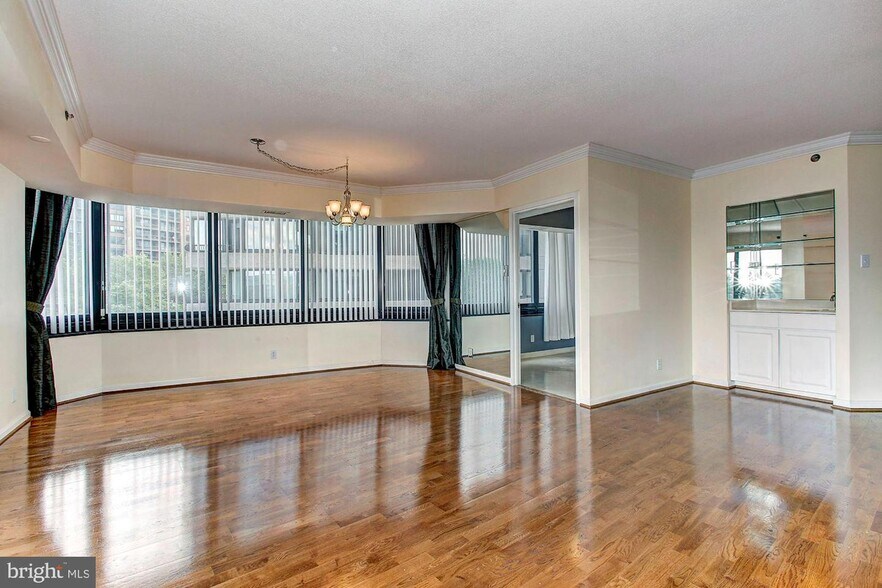 Building Photo - 1200 Crystal Dr