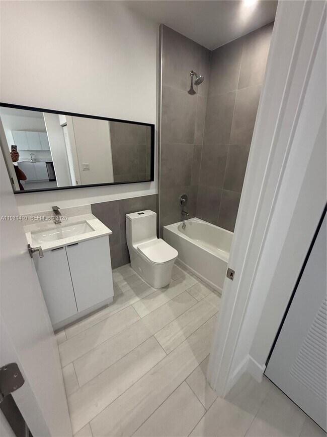 Building Photo - 1091 E 17th St