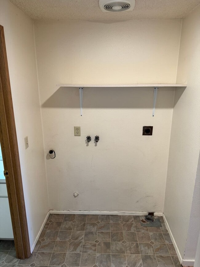 Building Photo - Charming 2-bedroom, 1-bath duplex in Springfield, OR