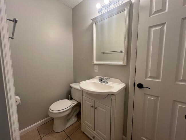 Building Photo - Spacious 3BR Home with 1-Car Garage & Private Backyard in Johnson City