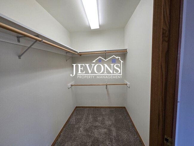 Building Photo - Two-bedroom home with a fully equipped kit...
