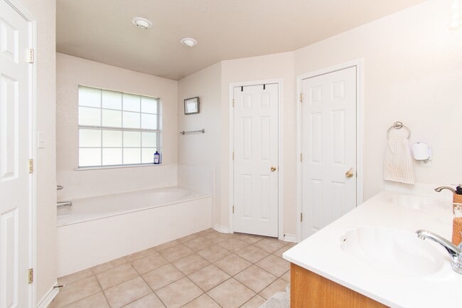 Building Photo - 103 Corral Ct