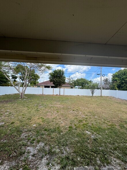 Building Photo - 449 SW Fifer Ave