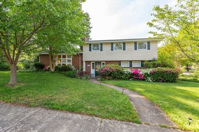 Primary Photo - 1424 Brent St