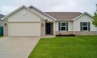 Building Photo - Large 3 Bedroom Home