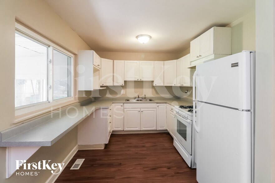 Building Photo - 235 E Wrightwood Ave