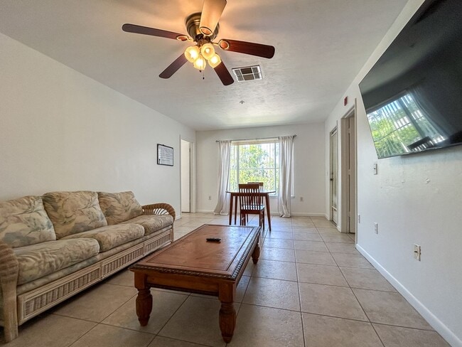 Building Photo - ROOM FOR RENT Charming 1/1 in University T...