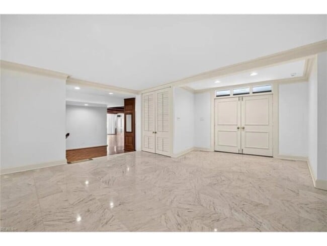 Building Photo - 5 Bedroom 5 Bathroom