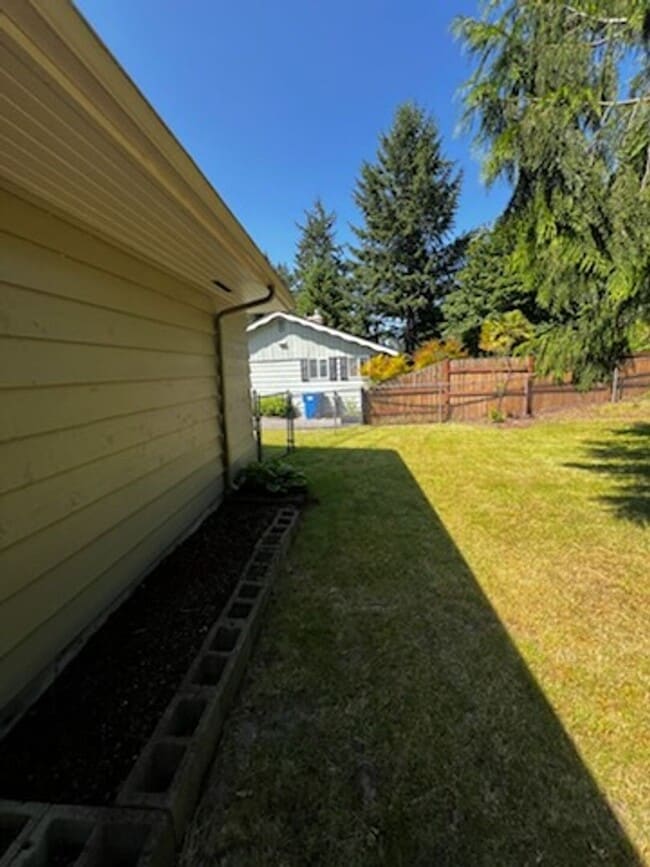 Building Photo - Lovely Lakewood single level 3 Bedroom 2 f...