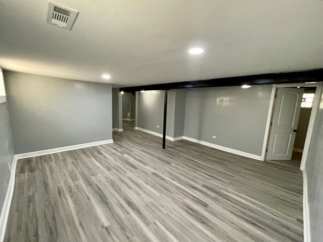 Building Photo - Newly Renovated 2-bed 2-bath - In Unit Lau...