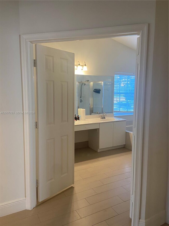 Building Photo - 659 Verona Pl