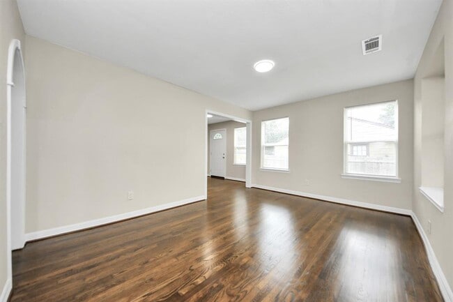 Building Photo - 608 Thomas Ave