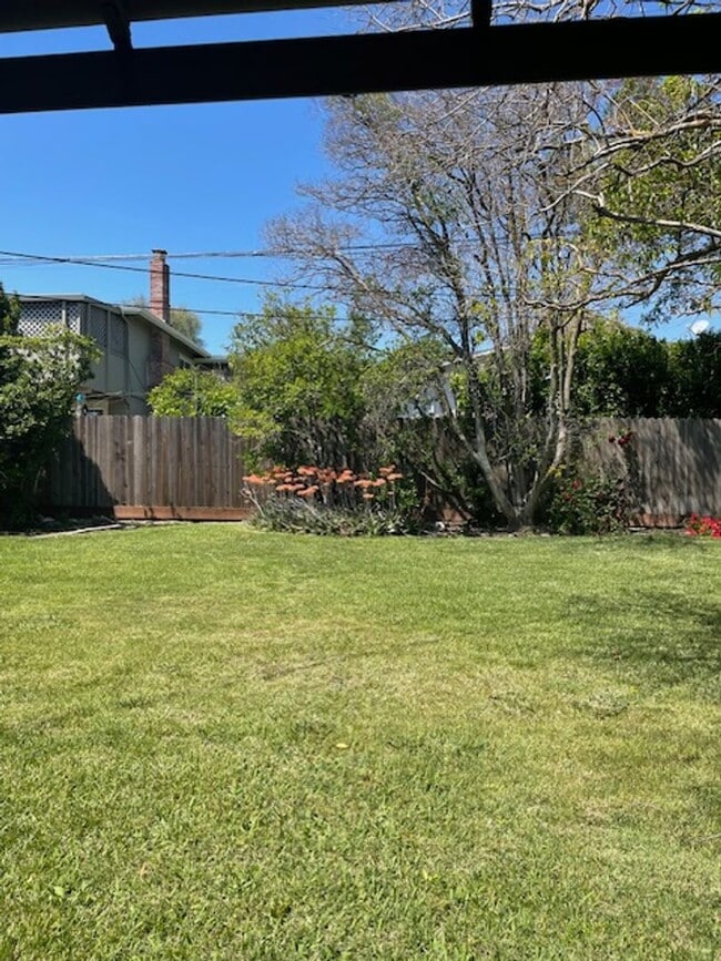 Building Photo - Charming 3 Bedroom Home on a Quiet Tree-Li...