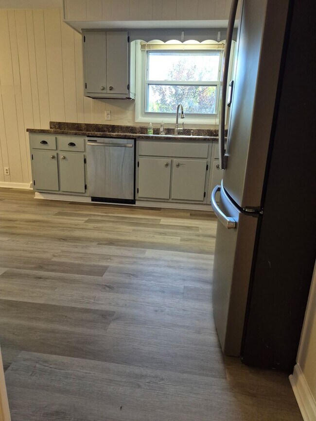 Building Photo - 3 or 4 Bedroom / 2 Bath Home   Kingsport TN