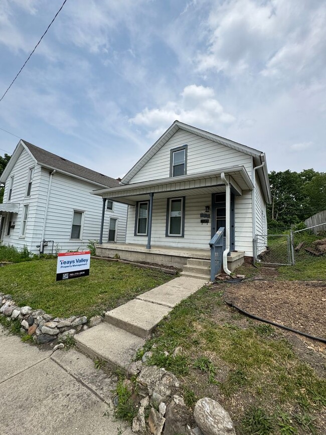 Building Photo - Spacious Four Bedroom House Close to Downt...