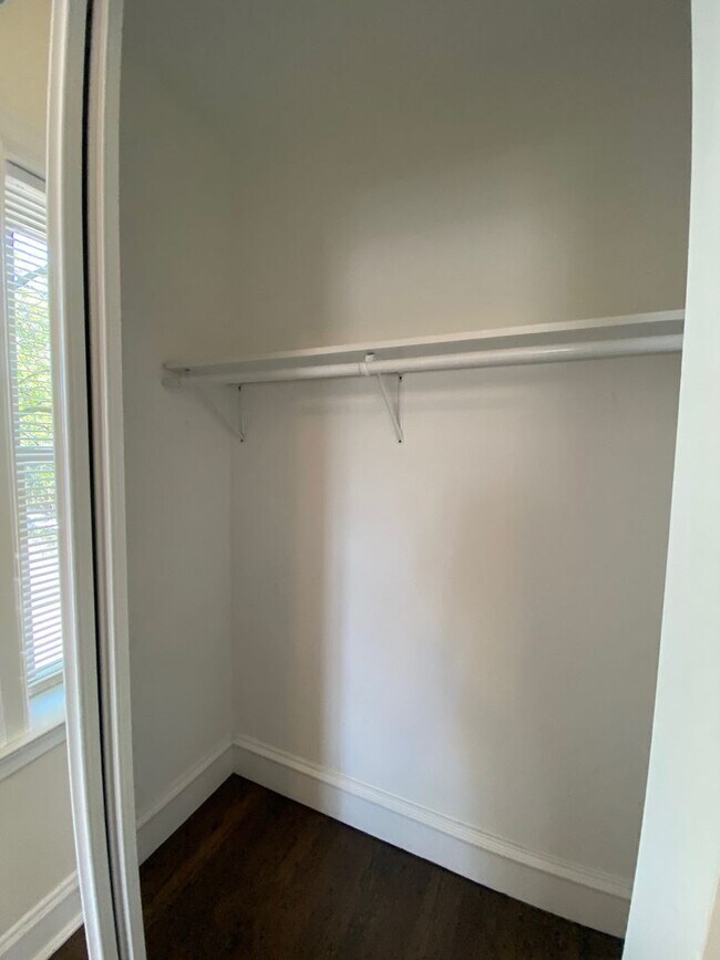 Building Photo - Large 1 Bedroom with Dining Room / Heat  &...