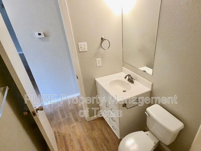 Building Photo - 8508 Romney Rd