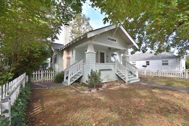 Building Photo - Beautiful Unique Home in Downtown Lebanon!