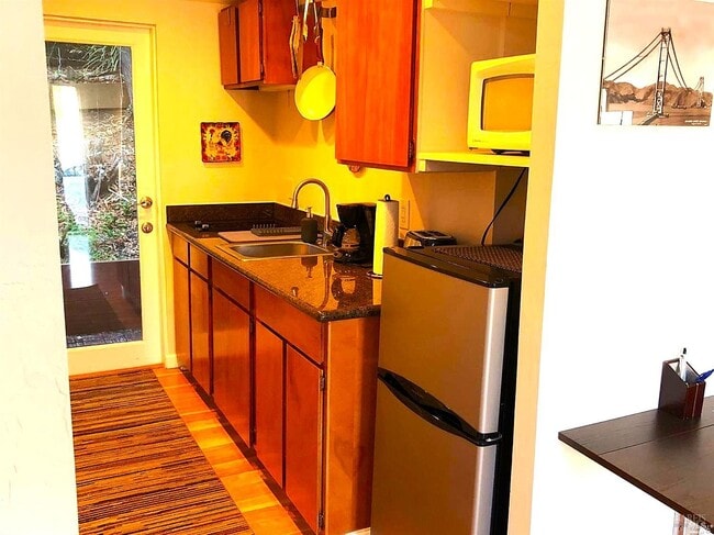 Building Photo - 2371 Vista Del Mar