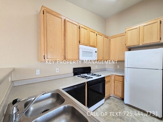 Building Photo - 3 BEDROOM/2 BATH CONDO IN THE NORTHEAST W/...