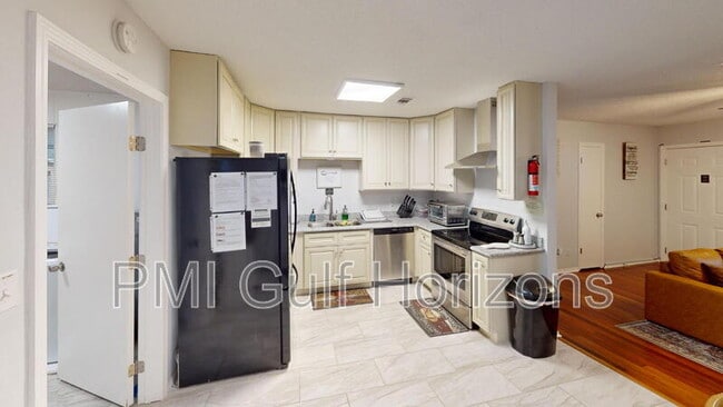 Building Photo - 3900 Baywoods Dr