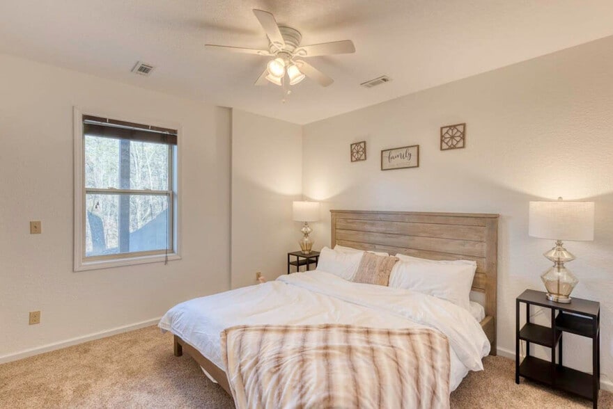 Building Photo - 742 E 2nd St