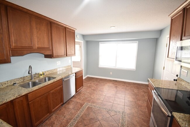 Building Photo - Beautiful 3 Bedroom and 2 Bath Home (No Pets)