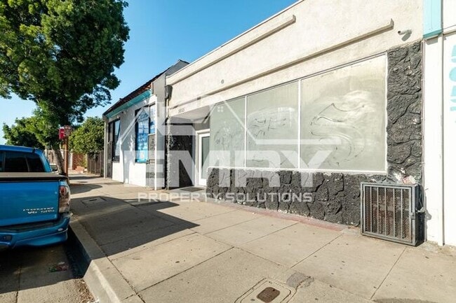 Building Photo - Prime Commercial Office Space Available Beverly Blvd Los Angeles