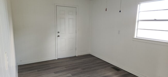 Building Photo - 205 Peninsula Rd