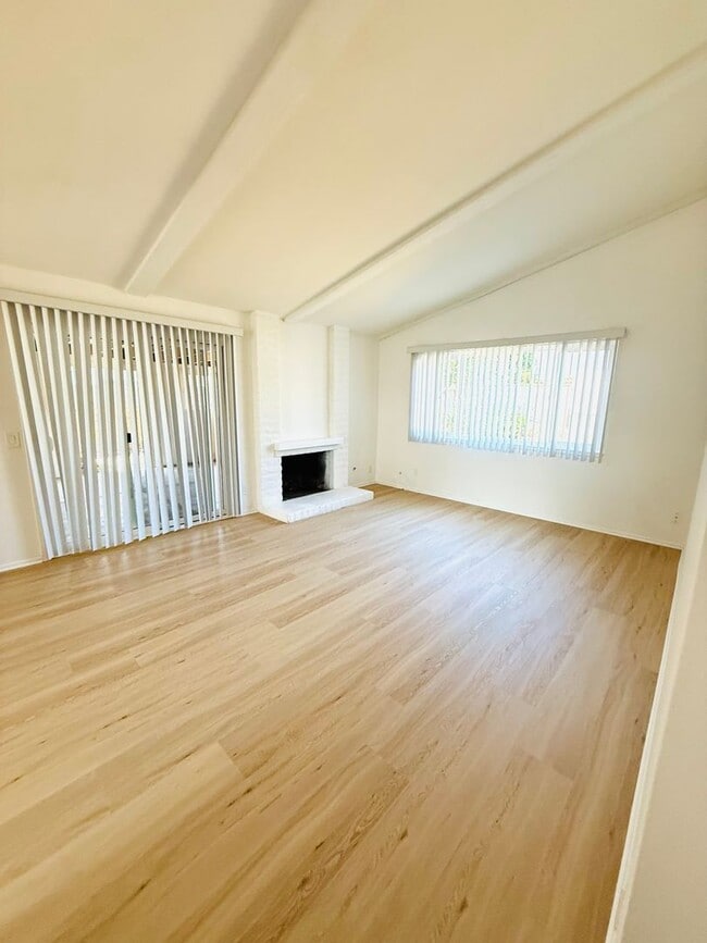 Building Photo - charming single-story 3-bedroom, 2-bathroo...