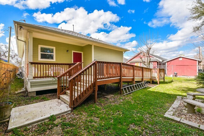 Building Photo - 205 De Koven St