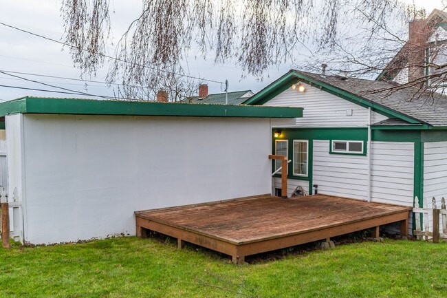 Building Photo - Pet Friendly 2 Bed, 1 Bath Home