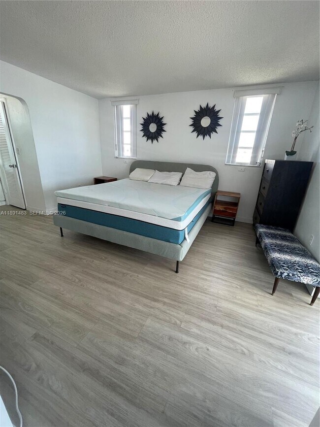 Building Photo - 2910 Point E Dr