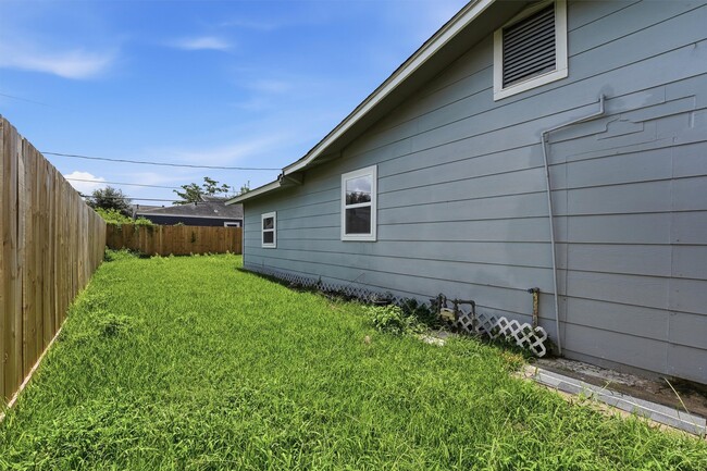 Building Photo - 2281 Des Jardines St