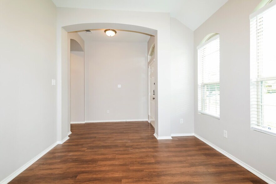 Building Photo - 992 Northampton Dr