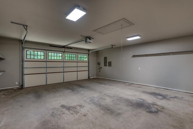Building Photo - 301 Sunray