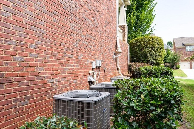 Building Photo - 1290 Redbud Dr