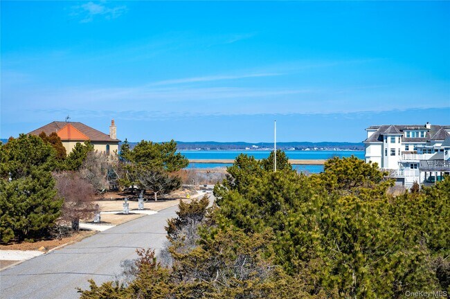 Building Photo - 902 Dune Rd