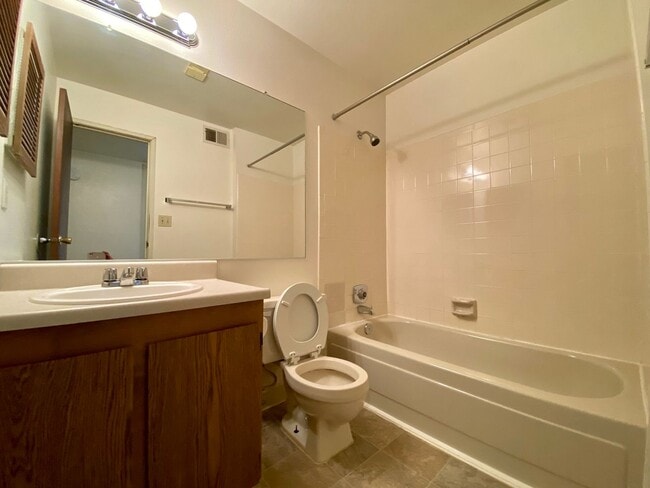 Building Photo - 2 Bed 2 Bath Condo in Denver Near Windsor Lake! Available NOW!