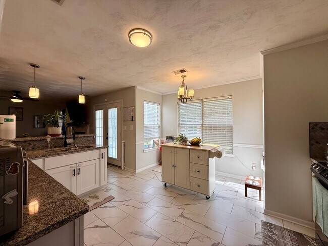 Building Photo - Beutifully updated 4 bed 2.5 bath home with large yard!