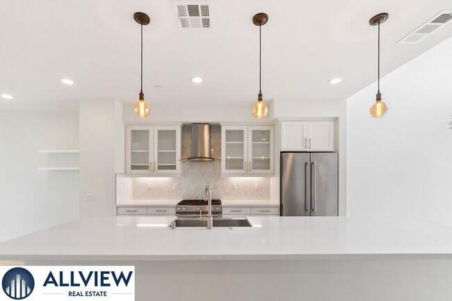 Building Photo - Gorgeous 4 Story Townhome Available in the Highly Desired 17 West Community!