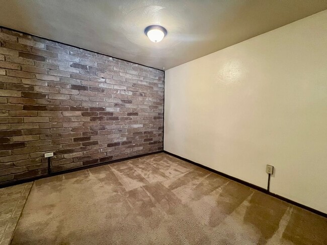 Building Photo - Beautiful First Floor 1 Bedroom Apartment Available at Kellywood Manor!  Call Today!