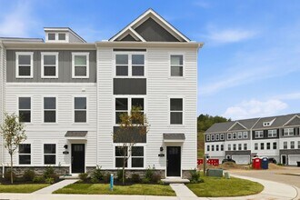 Building Photo - Upscale 3BR Townhome with Study, 2-Car Garage & Modern Finishes in McCandless Square