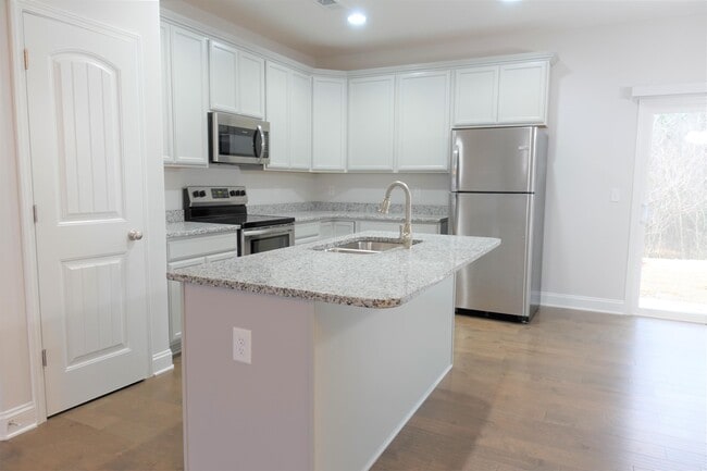 Building Photo - 124 Creekland Wy