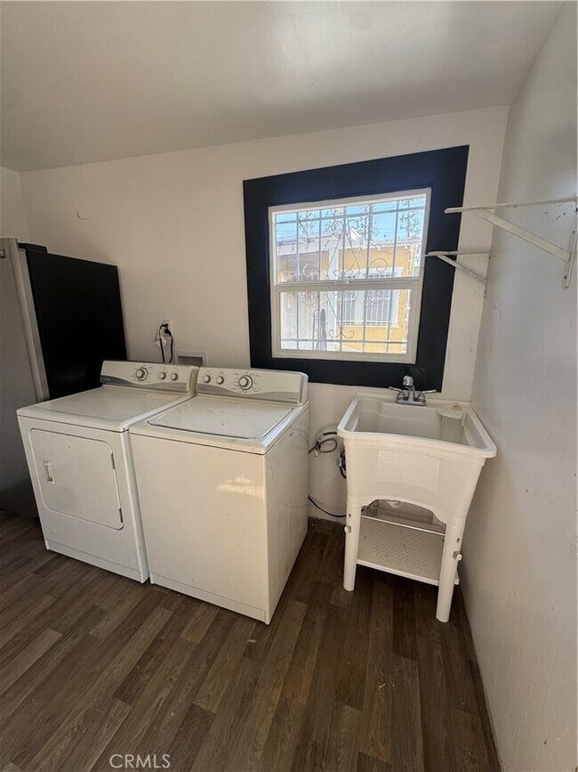 Building Photo - 146 W 58th St