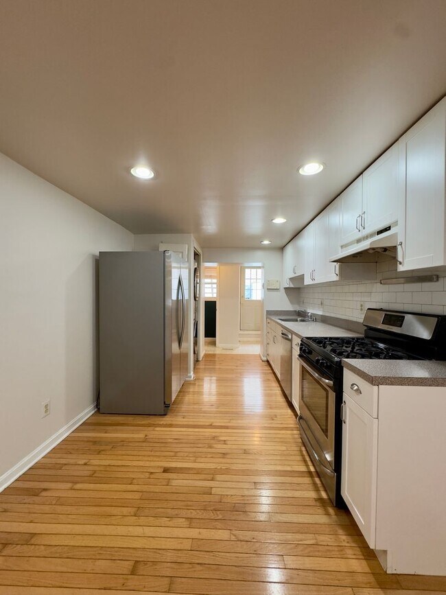 Building Photo - 2410 Foster Ave