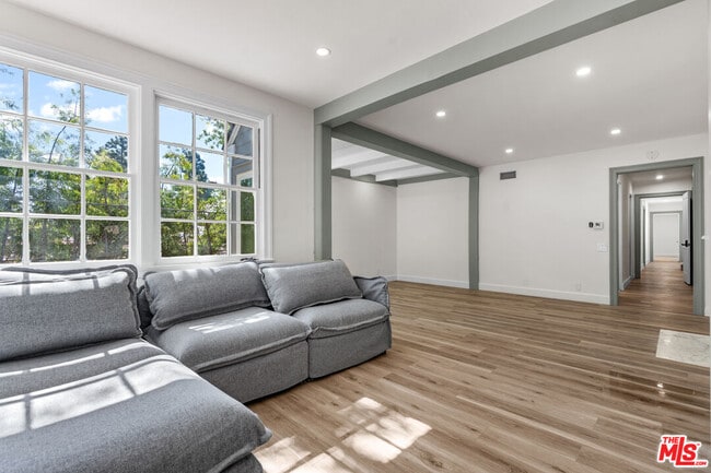 Building Photo - 926 N Alpine Dr