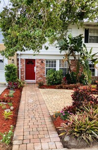 Building Photo - 814 Dahlia Ln