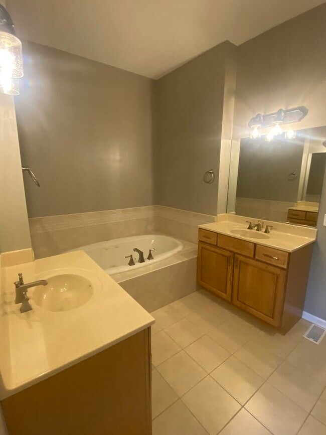 Building Photo - 15 Oak Creek Ct